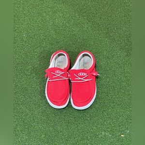 Men’s size 9 Hey dudes